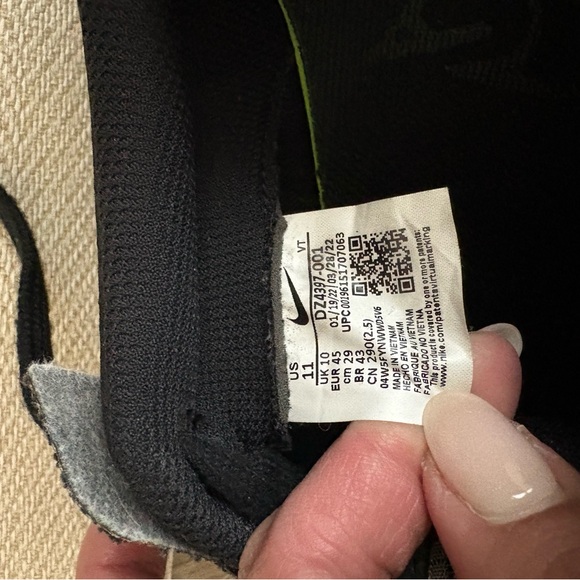 Black Nike Air - Picture 4 of 10